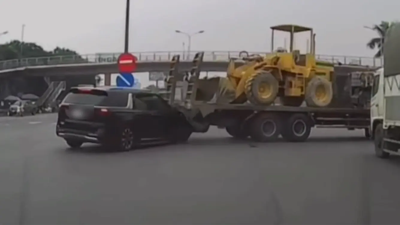 Xe tải quay đầu ẩu va chạm với ô tô con